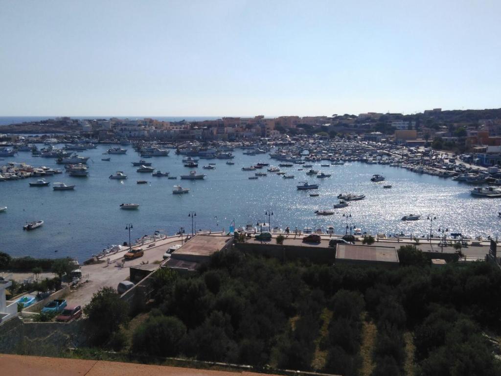 - une vue sur un port avec des bateaux dans l'eau dans l'établissement Mamalù Centro, à Lampedusa
