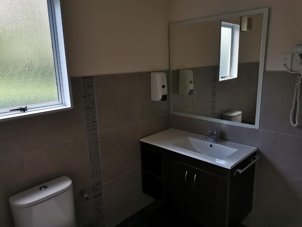 Kea by the Lake - Resim 37