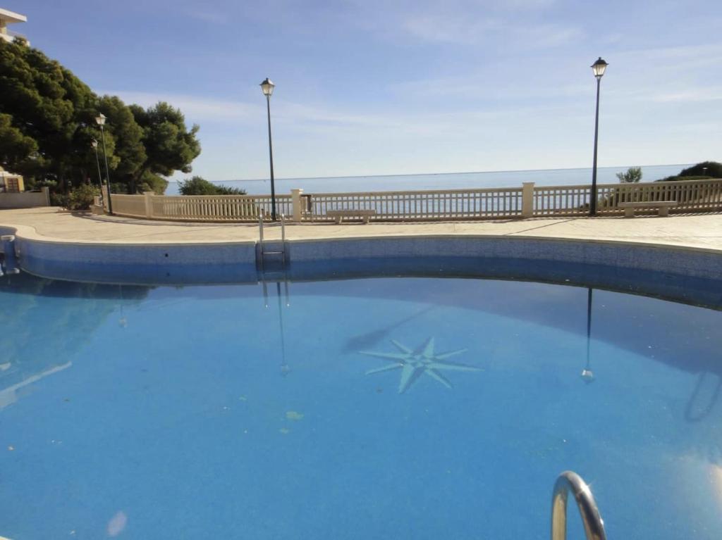 une piscine bleue avec une étoile dans l'eau dans l'établissement APARTAMENTO EDISON,PARKING, PISCINA VISTAS AL MAR, Castellón de la Plana
