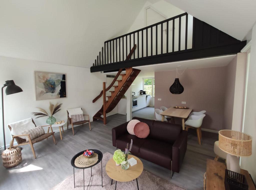 ein Wohnzimmer mit einem Sofa und einem Tisch in der Unterkunft Vakantiewoning Sjun Limburg in Simpelveld
