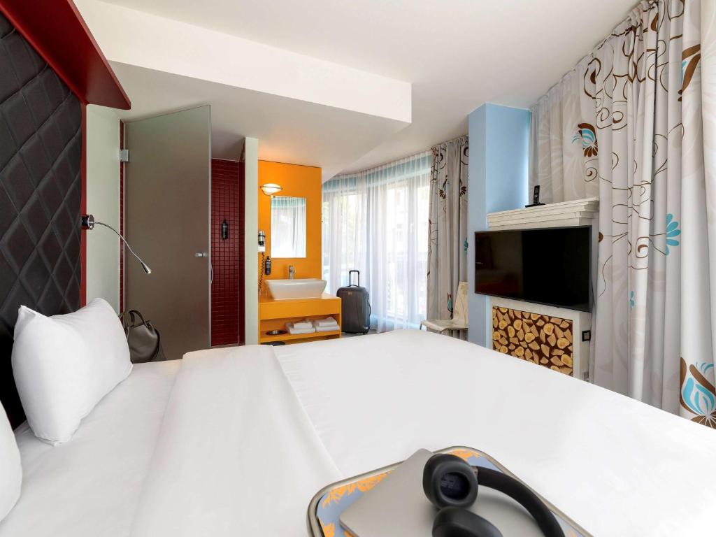 TV a/nebo společenská místnost v ubytování ibis Styles Hotel Berlin Mitte