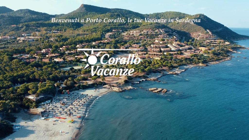 una vista aérea de una playa con un complejo en Corallo Vacanze, en Villaputzu