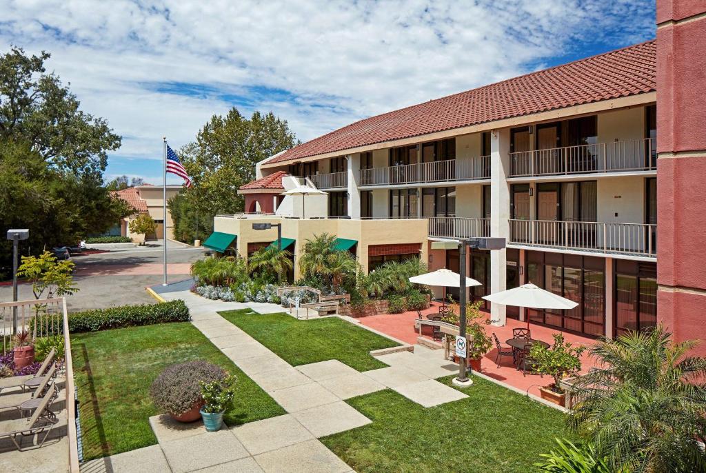 een luchtzicht op de binnenplaats van een hotel bij La Quinta by Wyndham Thousand Oaks-Newbury Park in Thousand Oaks