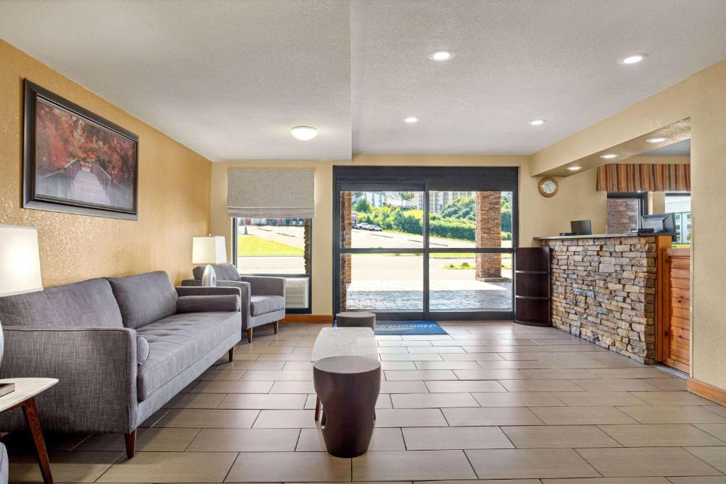 a living room with a couch and a table at Howard Johnson by Wyndham Pigeon Forge in Pigeon Forge