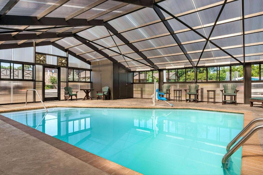 a large swimming pool with a ceiling with windows at Howard Johnson by Wyndham Pigeon Forge in Pigeon Forge