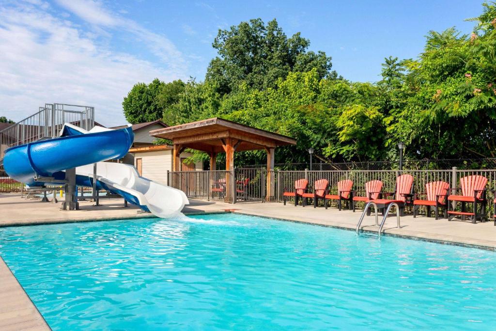 a blue and white slide in a swimming pool at Howard Johnson by Wyndham Pigeon Forge in Pigeon Forge