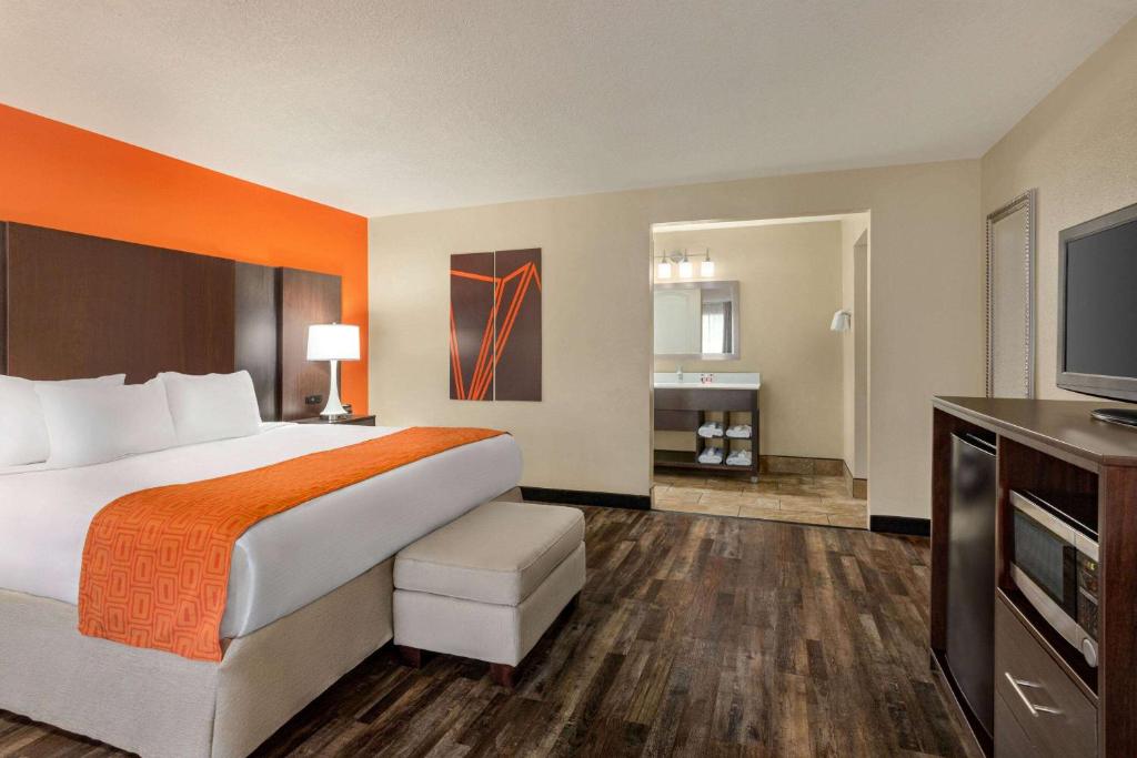 a hotel room with a bed and a flat screen tv at Howard Johnson by Wyndham Pigeon Forge in Pigeon Forge