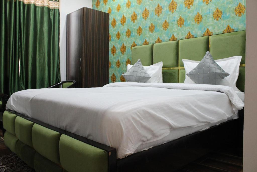 Hotel Red Apple Near Railway Station Chandigarh - Deluxe King Room