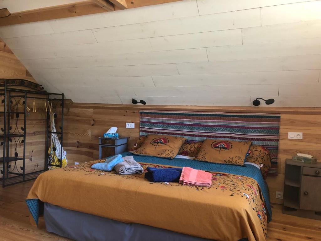 1 dormitorio con 1 cama en una habitación en Chambre d'Hôtes - Eco Gîte la Grange, en Fos