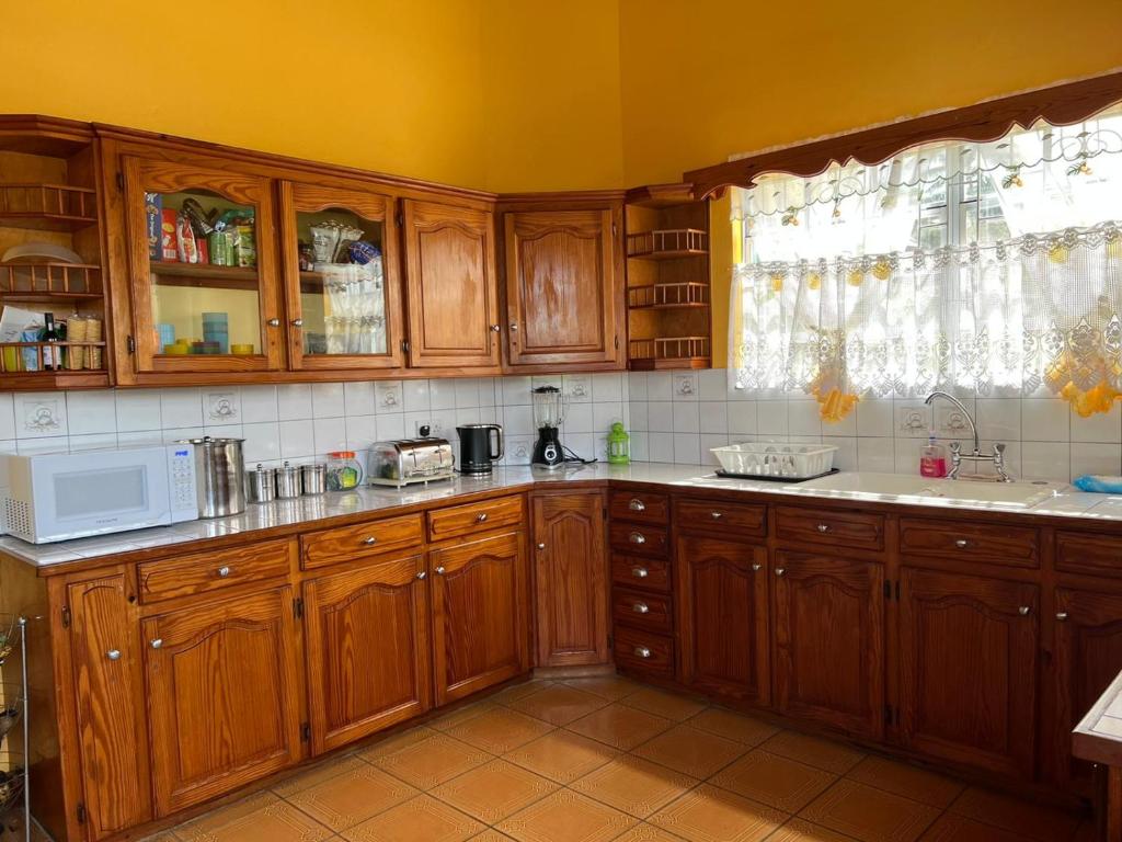 Kuchyň nebo kuchyňský kout v ubytování Delightful 4bed modern villa with WiFI