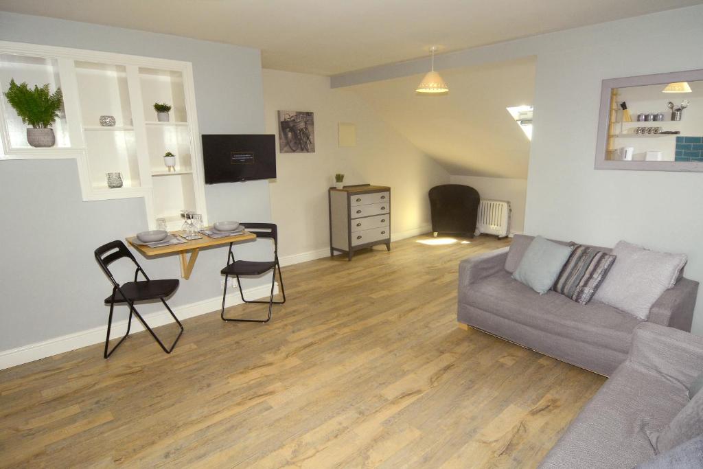 Spacious Loft Apartment in Coventry CV1 *NEW*, Coventry Updated 2022