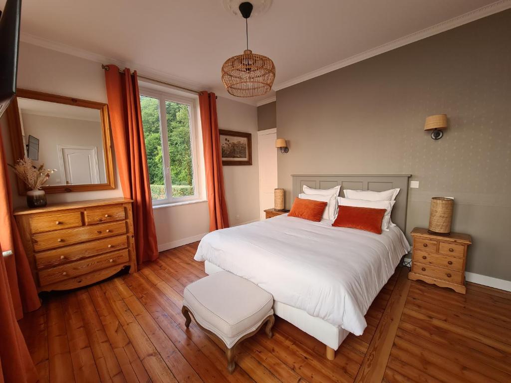 una camera da letto con un grande letto bianco e una finestra di La Terrasse de l'Estuaire - Honfleur a Honfleur