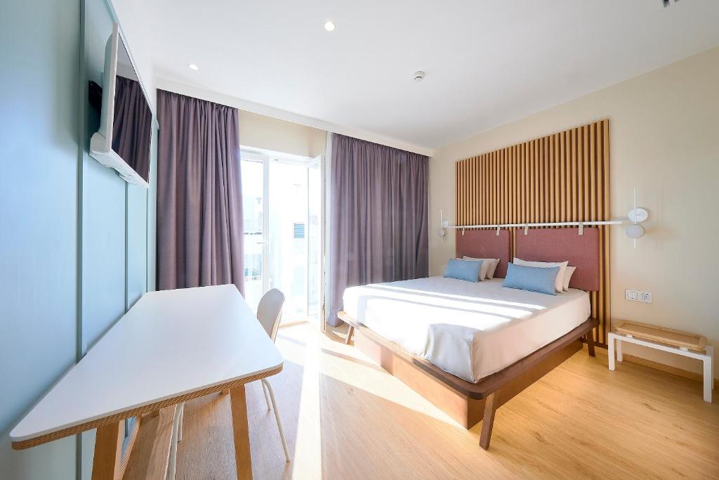 Postel nebo postele na pokoji v ubytování Hotel Leonor Conil