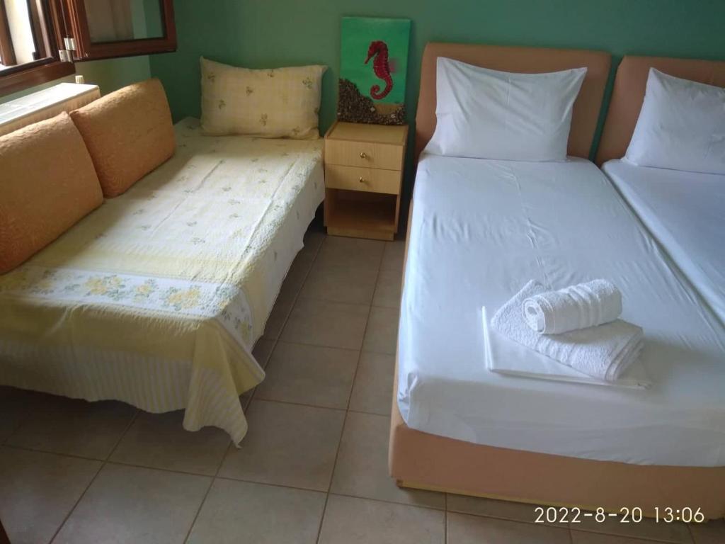 Postel nebo postele na pokoji v ubytování Roula Rooms