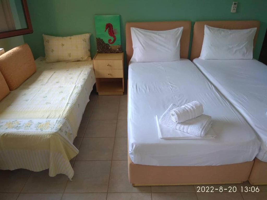 Postel nebo postele na pokoji v ubytování Roula Rooms