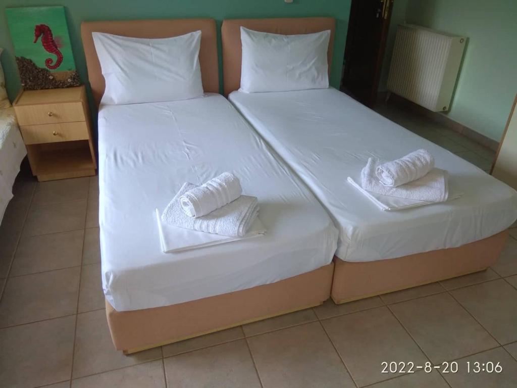Postel nebo postele na pokoji v ubytování Roula Rooms