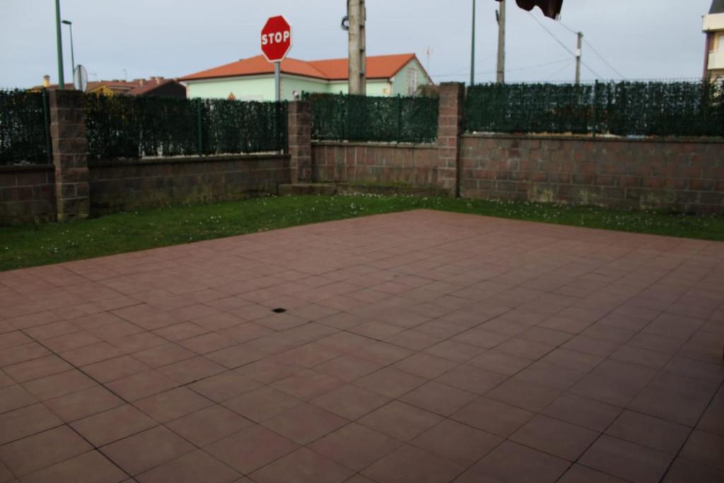 un patio con una señal de stop en un patio en Apartamento Cadi, en Suances