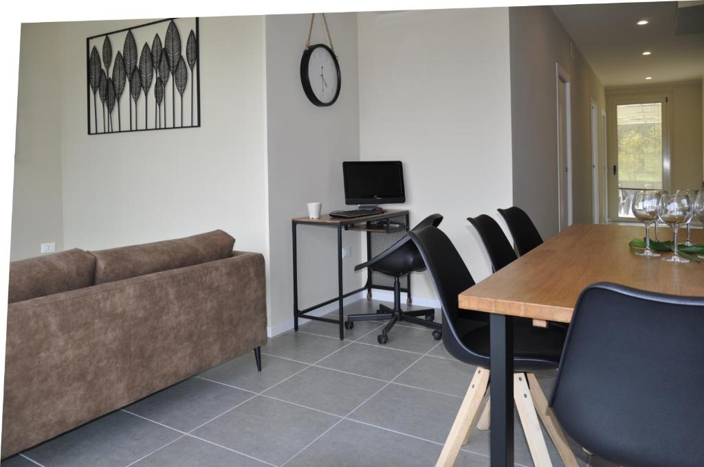 Televízia a/alebo spoločenská miestnosť v ubytovaní Garda Bloom Holiday Apartments