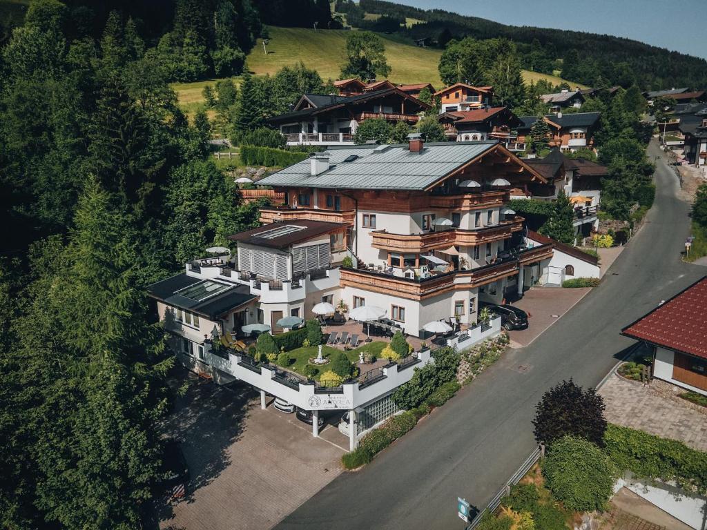 widok z lotu ptaka na duży dom we wsi w obiekcie Landhaus Andrea Saalbach w Saalbach Hinterglemm