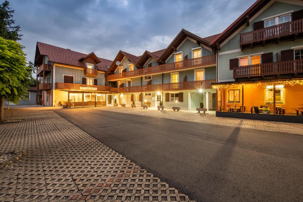 uma rua vazia em frente a um edifício em Hotel Altneudörflerhof em Bad Radkersburg