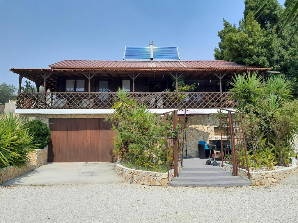 une maison avec un portail et un garage dans l'établissement Quinta do Benjamim - Tejo "Experience for 2, family or relax", à Praia do Ribatejo