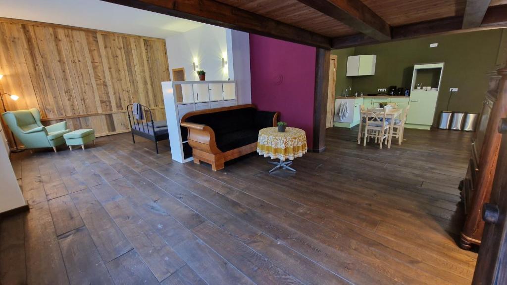 ein Wohnzimmer mit einem Sofa und einem Tisch in der Unterkunft Liebevoll sanierte Altbauwohnung in Waldsieversdorf