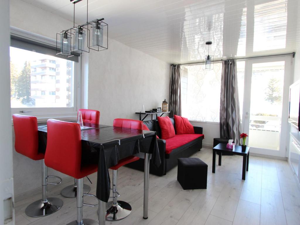 - un salon avec une table et des chaises rouges dans l'établissement Appartement Chamrousse, 2 pièces, 4 personnes - FR-1-340-259, à Chamrousse