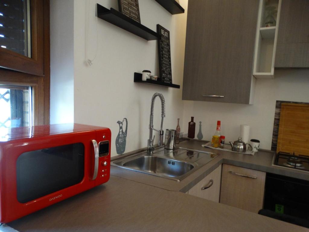 A kitchen or kitchenette at A casa di Delia - stazione Fidene