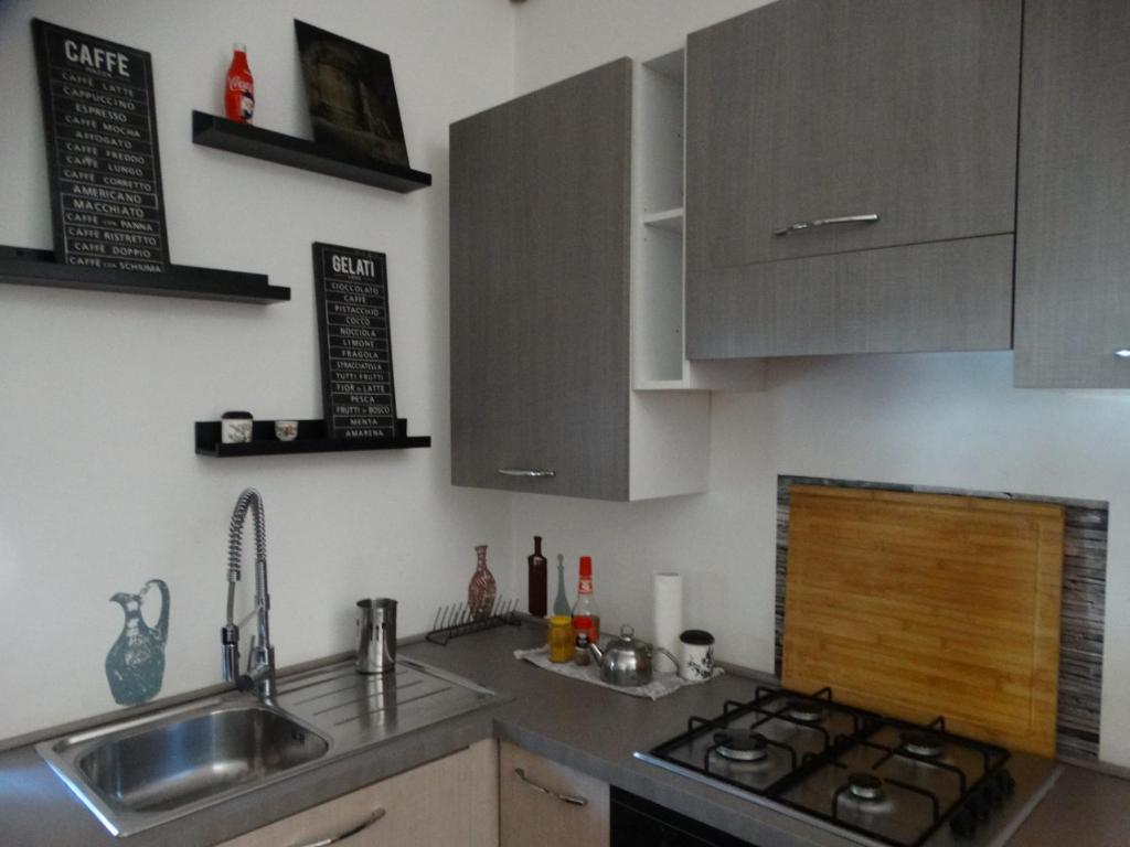 A kitchen or kitchenette at A casa di Delia - stazione Fidene