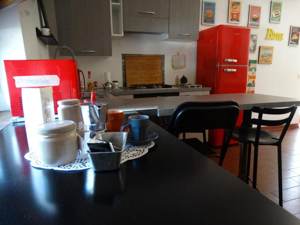 A kitchen or kitchenette at A casa di Delia - stazione Fidene