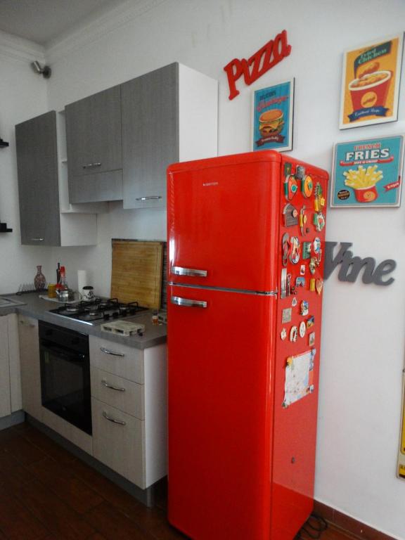 A kitchen or kitchenette at A casa di Delia - stazione Fidene
