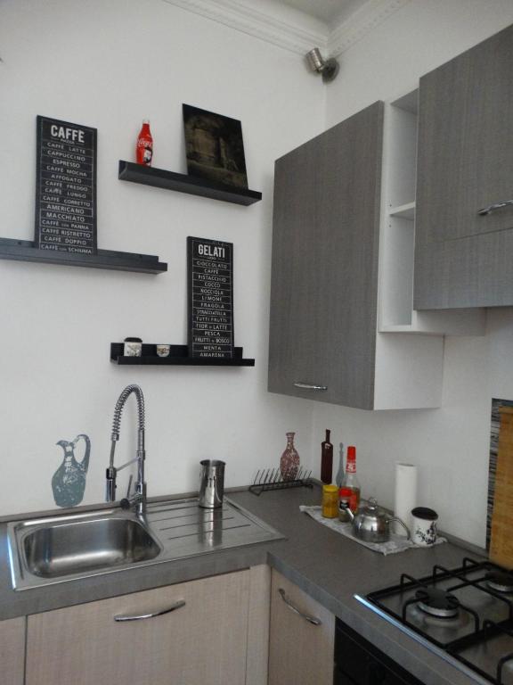 A kitchen or kitchenette at A casa di Delia - stazione Fidene