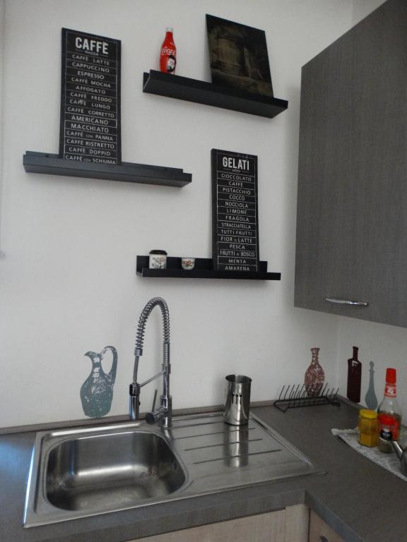 A kitchen or kitchenette at A casa di Delia - stazione Fidene