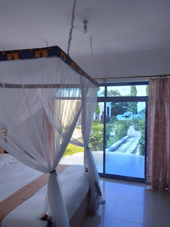 Postel nebo postele na pokoji v ubytování Coconut Tree Village Beach Resort