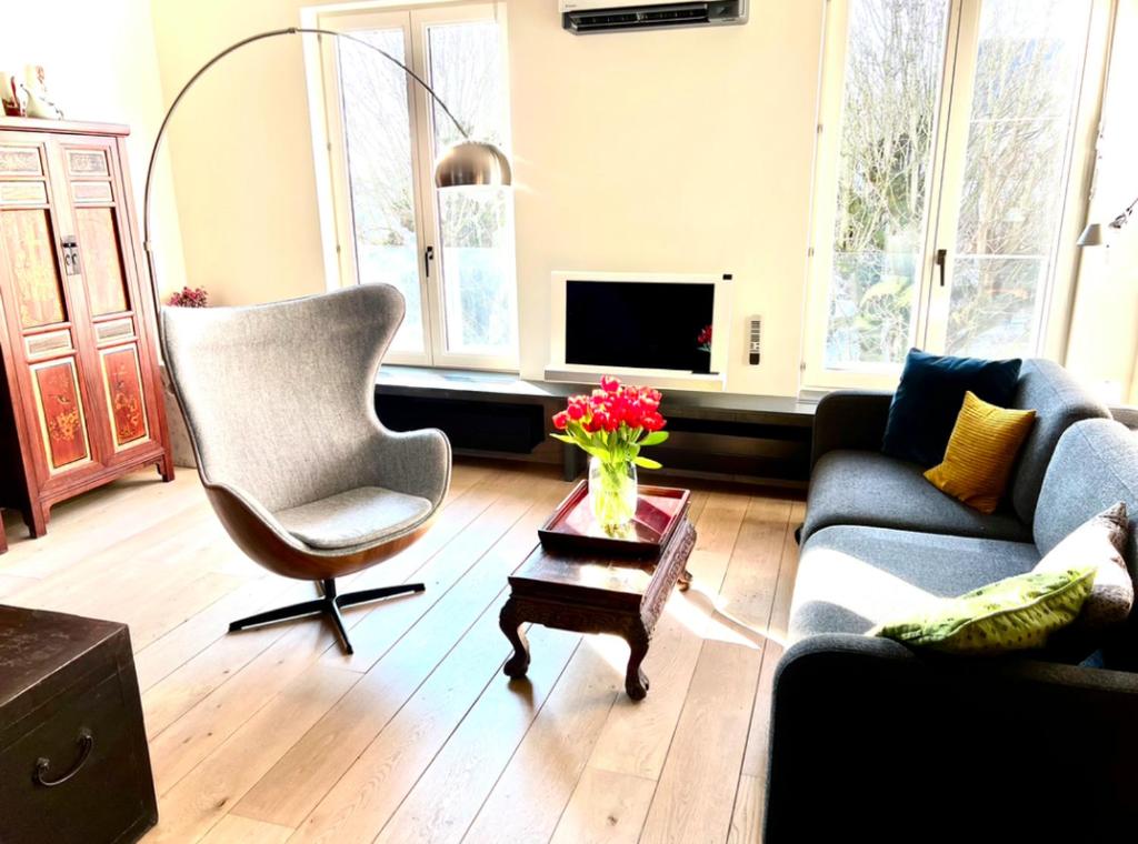 sala de estar con sofá, silla y mesa en L'atique by Agelandkaai be with Free Parking en Gante