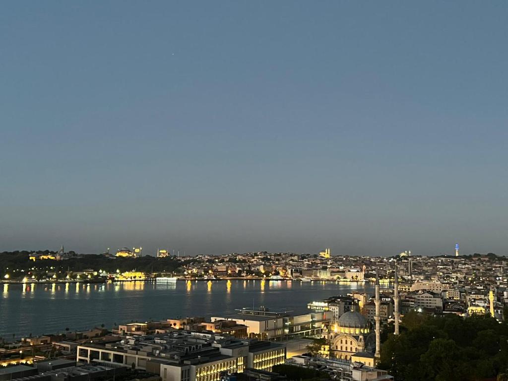 Blick auf eine Stadt mit Fluss in der Unterkunft A Million Dollar View In the Heart of the City AC in all rooms in Istanbul