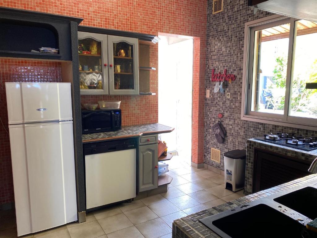 Kuchyň nebo kuchyňský kout v ubytování Villa Coco des sables accès direct au lagon