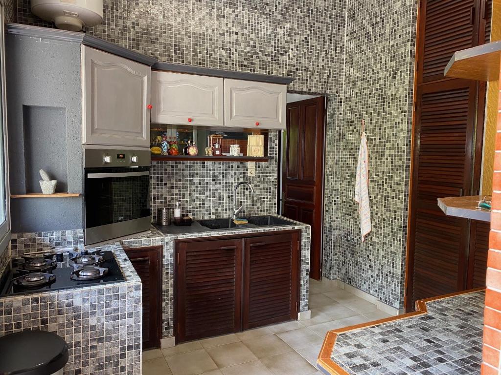 Kuchyň nebo kuchyňský kout v ubytování Villa Coco des sables accès direct au lagon