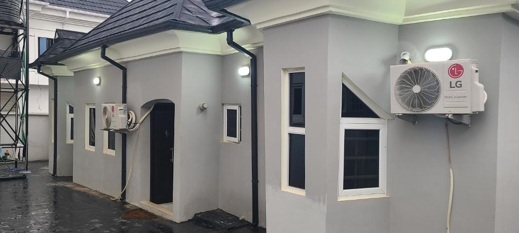 een wit gebouw met een ventilator aan de zijkant bij Lemmy's Villa - Private vacation home in Akure