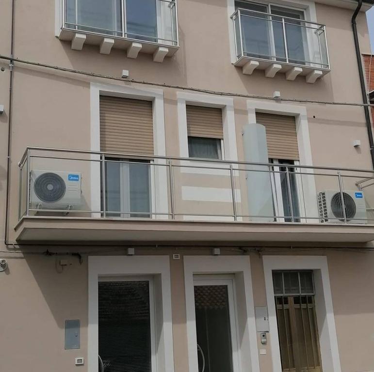 Apartment mit Balkon und Fenstern in der Unterkunft Vista Normanna in Pietra Montecorvino