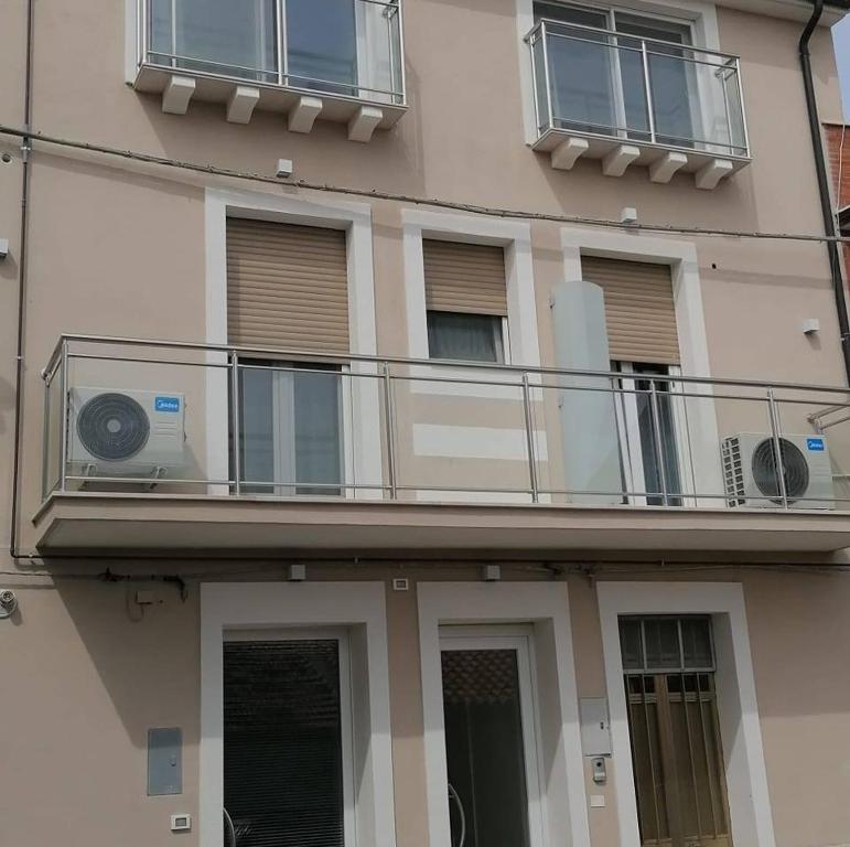 apartamentowiec z balkonem i oknami w obiekcie Vista Normanna w mieście Pietra Montecorvino