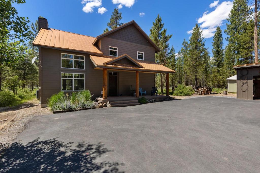Three RiversにあるElk Cabinの前に私道がある家