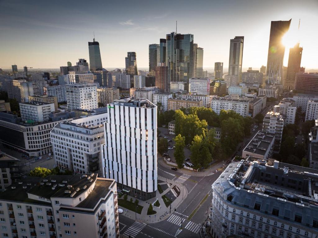 z góry widok na miasto z wysokimi budynkami w obiekcie Holiday Inn - Warsaw City Centre, an IHG Hotel w Warszawie
