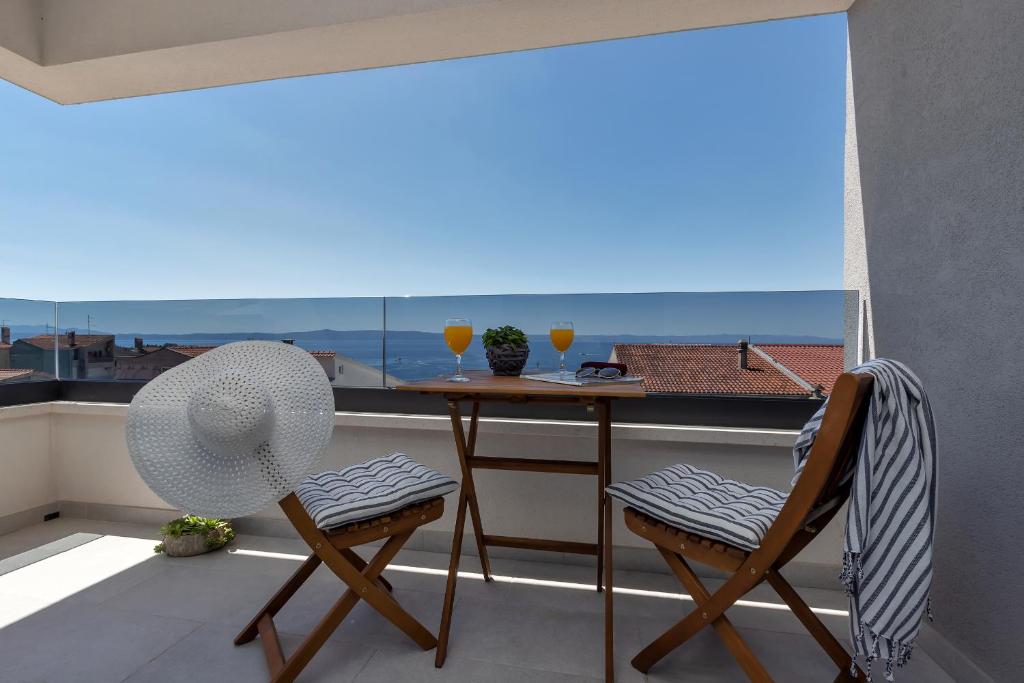 einen Balkon mit einem Tisch und Stühlen sowie Aussicht in der Unterkunft Apartment Nizza in Makarska