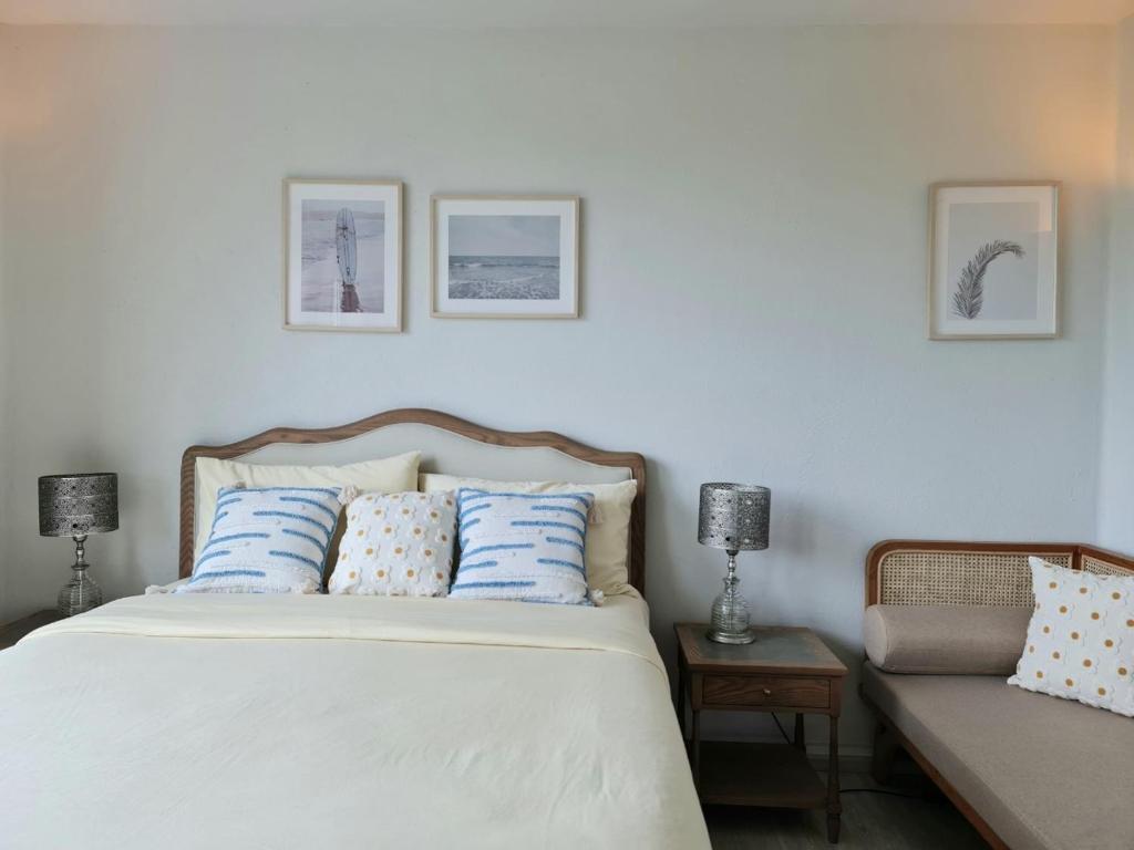 Postel nebo postele na pokoji v ubytování Chelona Beachfront Huahin