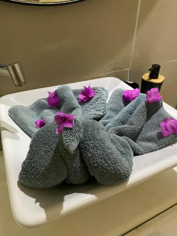 a pile of towels sitting on top of a bath tub at Villa avec piscine in Triffa