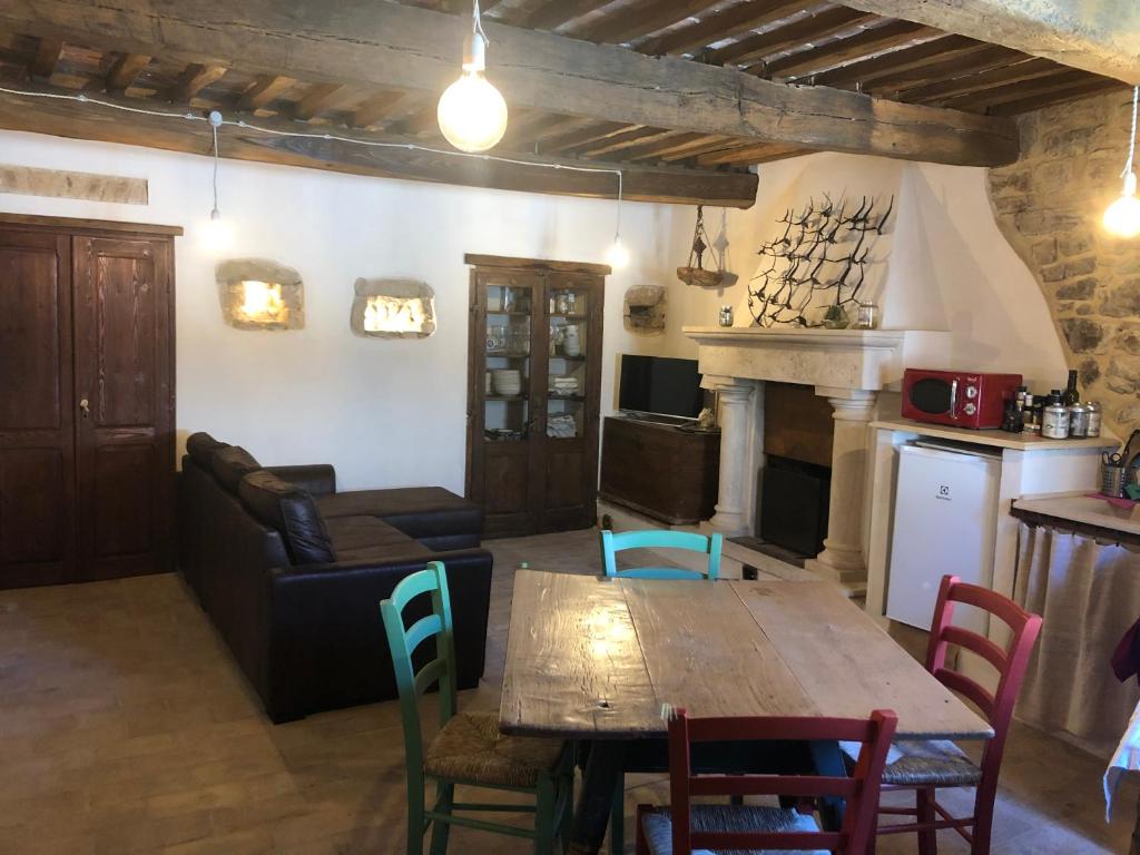 a living room with a table and a couch at La Casa nel Castellare in Campiglia dʼOrcia