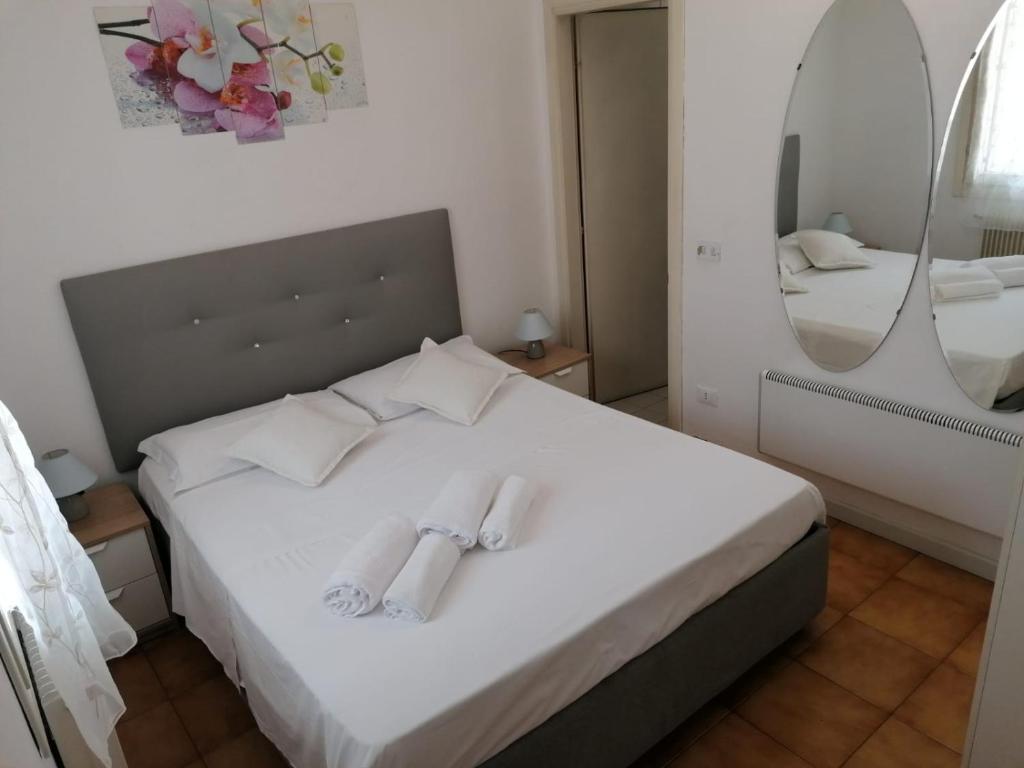 una camera da letto con un letto bianco con due asciugamani di Vivi Vicenza a Vicenza