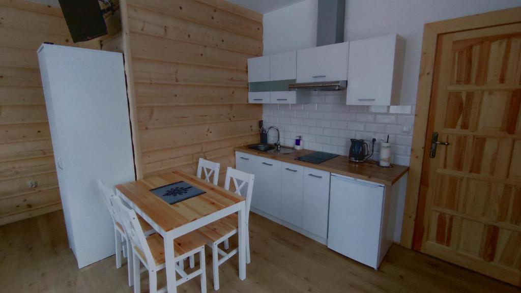 Kuchyňa alebo kuchynka v ubytovaní Pokoje u Jędragów