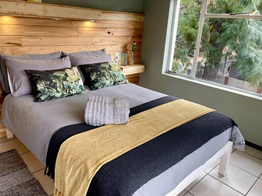 ein großes Bett in einem Schlafzimmer mit Fenster in der Unterkunft Budler Stay, 3 Bedroom, Self Catering apartment in Upington